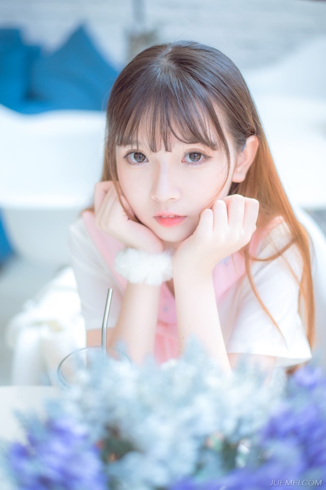 “哦？”庞统挑了挑眉，看向法正，上下打量了他几眼，没有接话，而是看向法正摇头道：“孝直，你跟那个老狐狸越来越像了。”